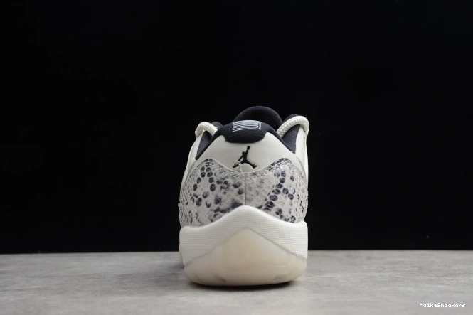 MaikeSneakers Light Jordan Snake Bone Air CD6846-002 SE Low 11 0731
